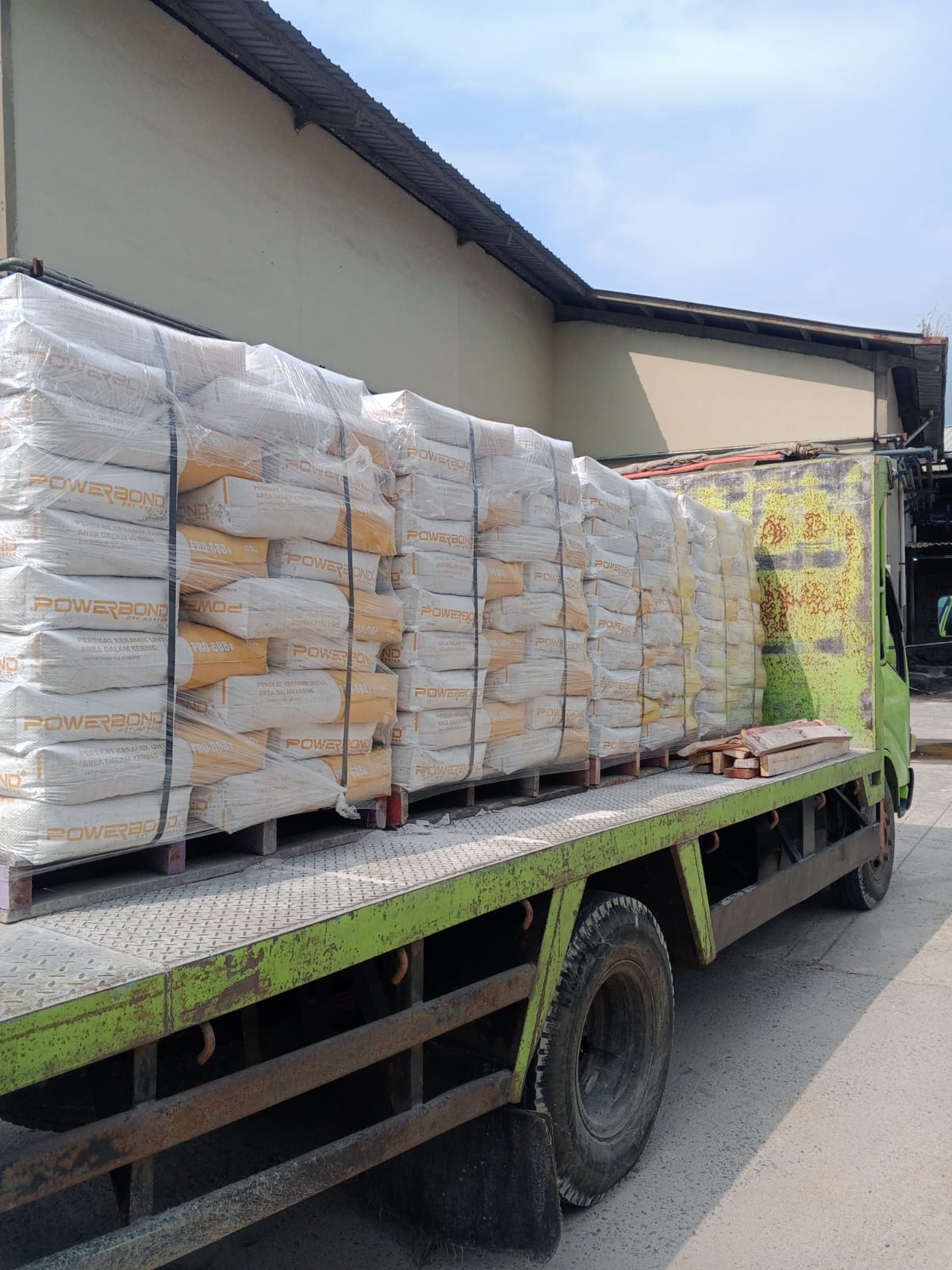 Pengiriman material Perekat Keramik Powerbond PRO 688